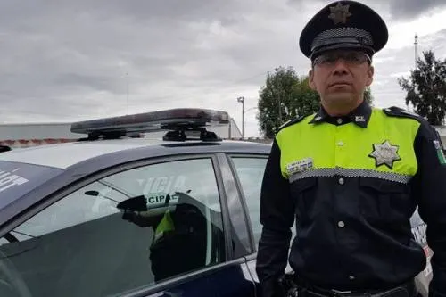Padres olvidan a su hija en la escuela, policía cuida de ella