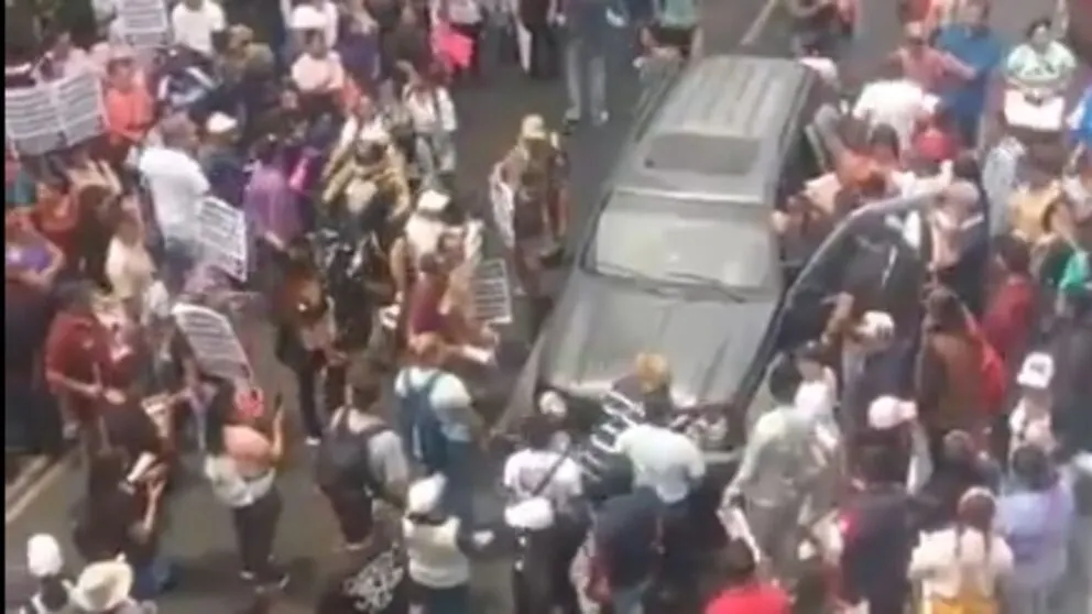 Intento de cruce de automovilista en protesta de la CNTE termina en enfrentamiento verbal