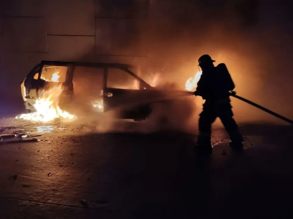 Camioneta arde en llamas en Totimehuacan