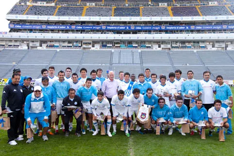 Rivera Pérez visita al Club de Futbol Puebla