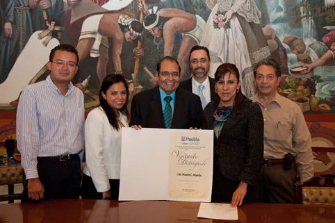 Cabildo entrega Reconocimiento de Visitante Distinguido al Dr. Navín C. Nanda