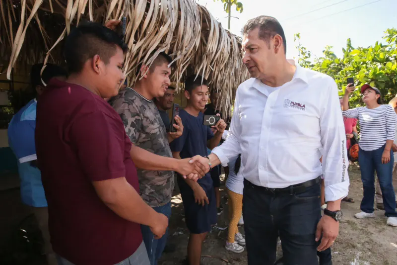 Con módulos de maquinaria, se rehabilitan y construyen carreteras en Tenampulco: Armenta