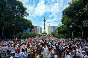 Marchan miles de estudiantes de Derecho contra la reforma al Poder Judicial, en Ciudad de México