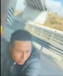 Intenta robar un camión en la autopista México-Puebla y delincuente se queda colgando del vehículo |VIDEO