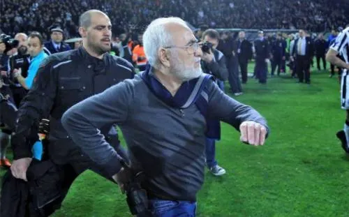Con un arma, dueño de PAOK Salónica protesta por gol inválido
