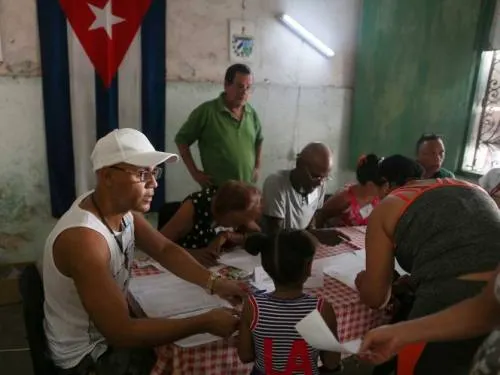 EU endurece embargo a Cuba, en represalia por apoyo a Maduro