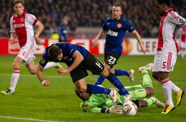 ”Chicharito” contribuye a la victoria del ManU