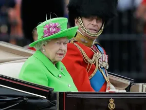 La Reina Isabel II celebra cumpleaños con tradicional desfile militar