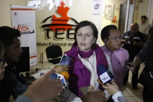 Acusa Ana Tere presiones para invalidar firmas y sea denunciada