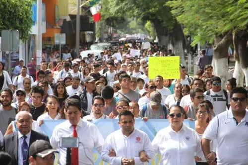 Miles de estudiantes de Tehuacán marchan para exigir seguridad, tras asesinato de alumno del ITT