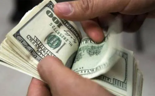 Promedia dólar en 17.65 pesos a la venta en el aeropuerto de la ciudad