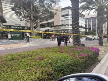 Balean camioneta estacionada en Sonata; agresores huyen en motocicleta