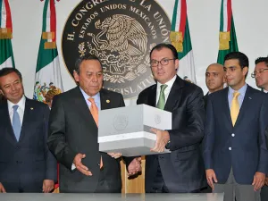 Entrega Hacienda al Congreso paquete económico 2016