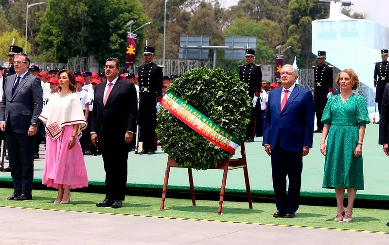 desfile-deñ-5-de-mayo-cespedes-peregrina-lopez-obrador