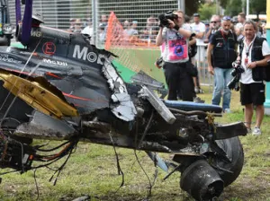 Fernando Alonso sufre espectacular choque en Australia