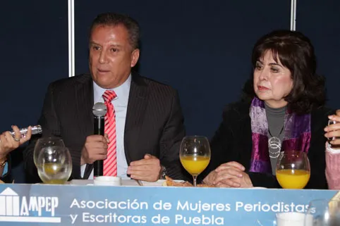 Periodistas y escritoras poblanas reconocen el trabajo del Rector Enrique Agüera