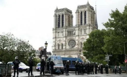 Al menos 900 personas confinadas en catedral de Notre Dame tras ataque
