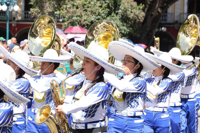 Puebla conmemora 215 años de Independencia con desfile cívico-militar; miles de familias disfrutan en ambiente de paz y orden
