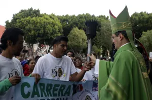 Antorcha Guadalupana pide a migrantes votar para evitar que gane Trump