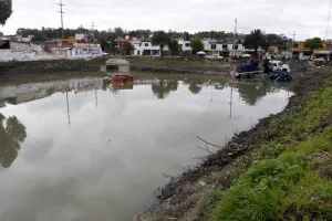 Tapón de basura bloquea paso de agua en Puente Negro