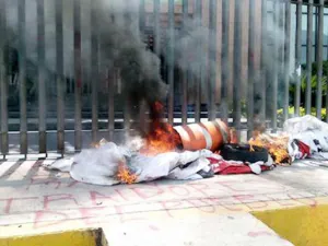 CETEG irrumpe y efectúa destrozos en PRI de Chilpancingo