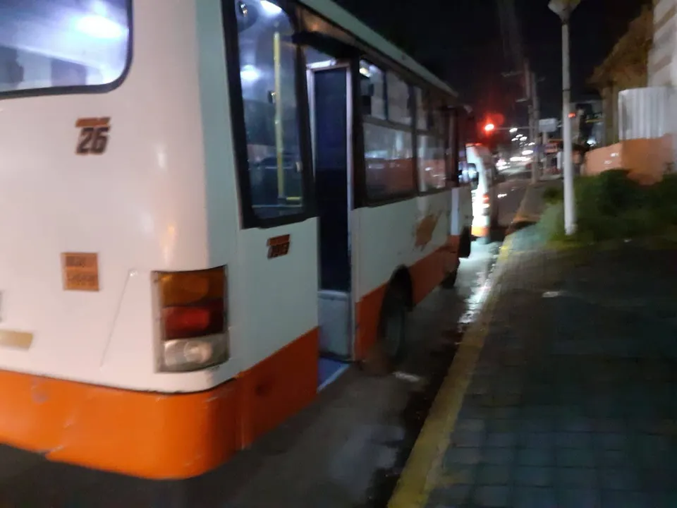 Asalto en transporte público provoca que hombre salte de la unidad en Cuautlancingo
