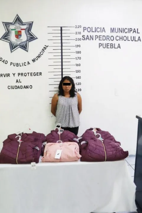 Detiene policía de San Pedro Cholula a mujer por robo