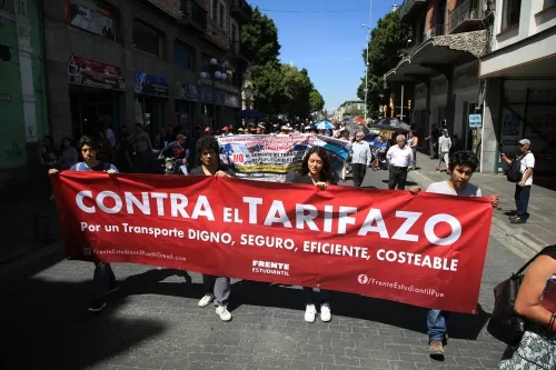 Poblanos se manifiestan contra el incremento a la tarifa del trasporte