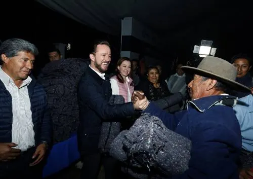 Luis Banck y Susy Angulo de Banck entregan apoyos invernales a vecinos de Xonacatepec