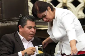 Si Quezada rechaza decisiones de bancada, que se separe: Julián Rendón
