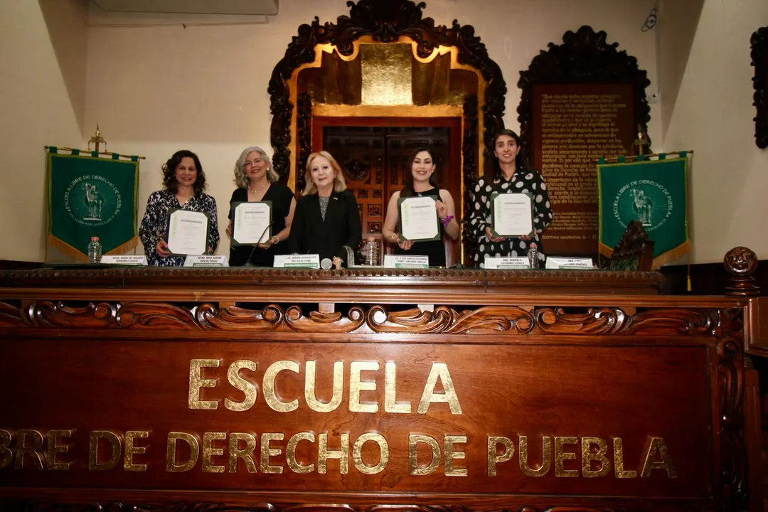 Mesa de diálogo en la Escuela Libre de Derecho de Puebla