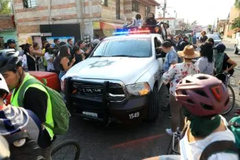 Intentan atropellar a manifestantes que recordaban al joven ciclista que murió el domingo en la Recta