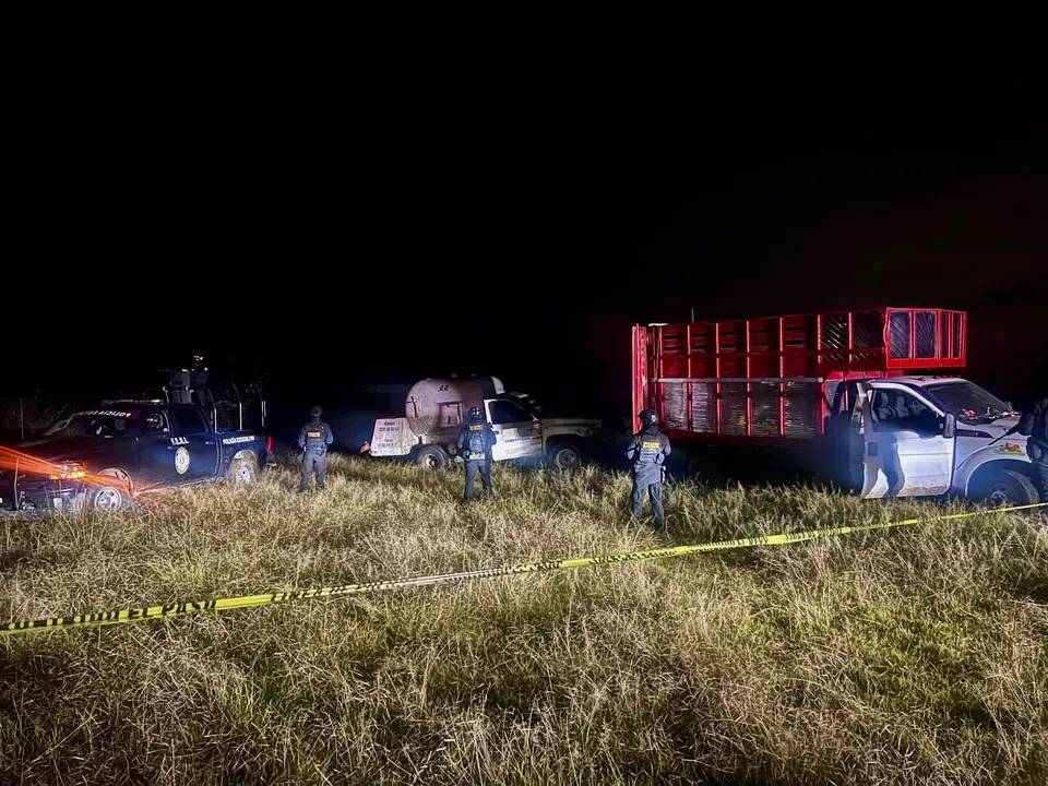 En Santiago Acatlán, SSP asegura dos vehículos relacionados con el robo de hidrocarburo