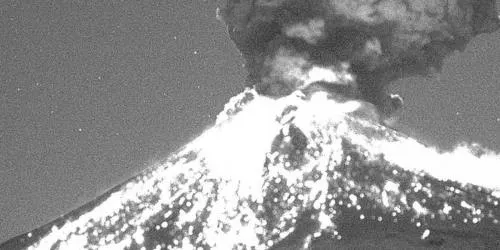 Volcán Popocatépetl arroja material incandescente durante la madrugada