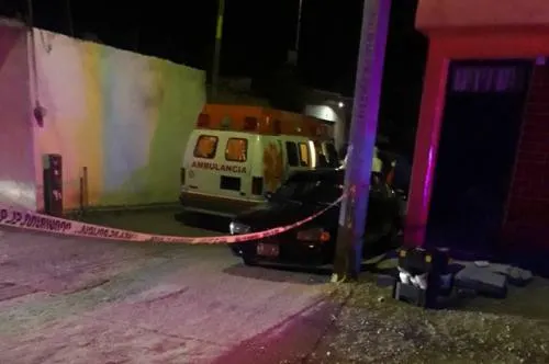 Hombre es baleado al interior de un auto; su esposa, muere de un infarto