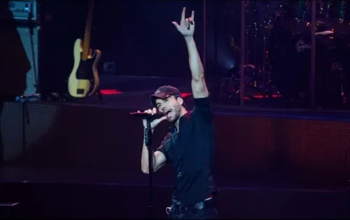 Enrique Iglesias brilla con ritmos latinos