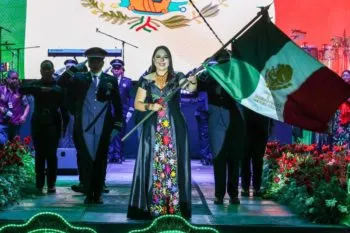 Tonantzin Fernández da el Grito de Independencia ante una plaza de la Concordia abarrotada en Cholula