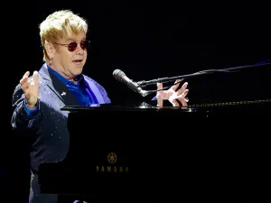 Elton John es acusado de acoso sexual y agresión