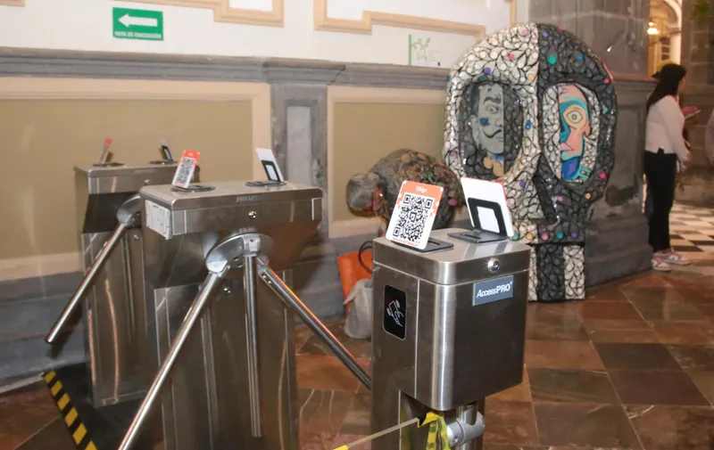Retiran torniquetes de acceso del Palacio Municipal