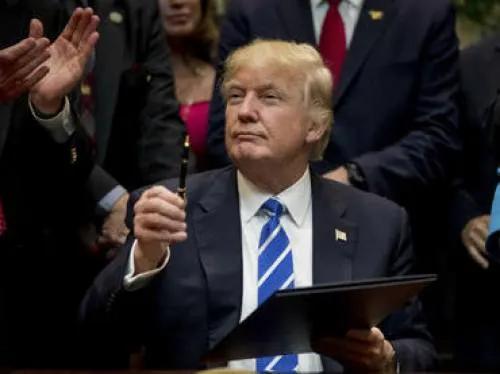 Trump califica de ‘patrañas’ las acusaciones de vínculos con Rusia
