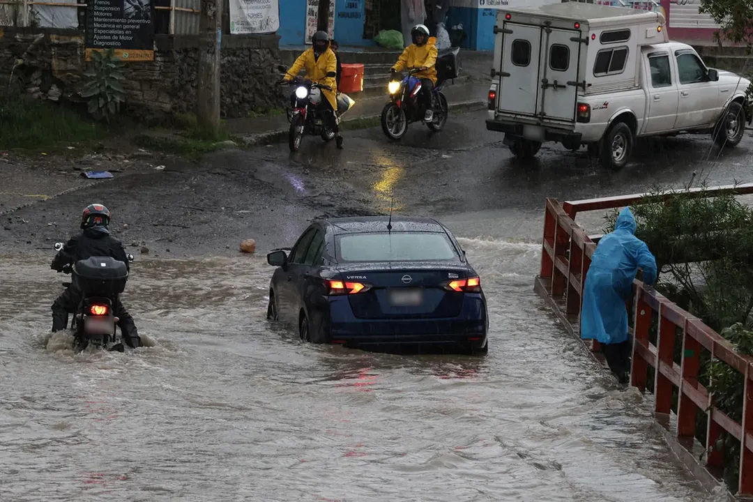 Inundacion Av Haras Lomas De Flor Del Bosque