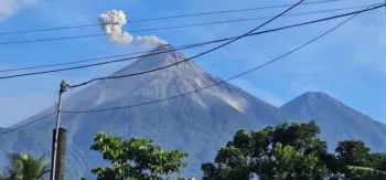 Baja la intensidad del volcán de Fuego, aunque persiste el peligro por material volcánico acumulado
