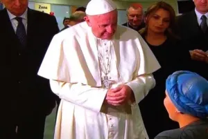 Video: Niña dedica Ave María en latín a Francisco; Angélica Rivera llora
