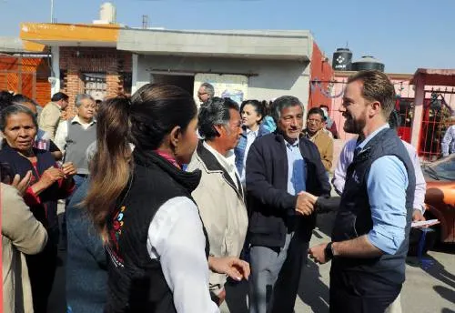 Luis Banck y vecinos arrancan pavimentación de vialidad en Xilotzingo