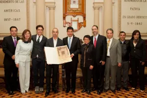 Eduardo Rivera entrega Cédula Real al escultor Javier Marín