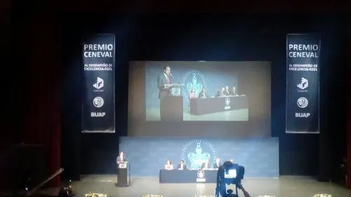 Esparza preside entrega del Premio Ceneval al Desempeño de Excelencia EGEL