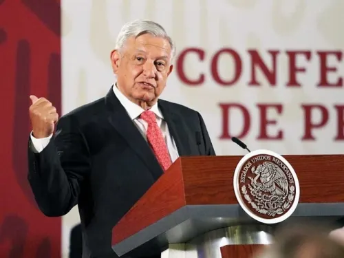 Mantiene su distancia López Obrador de elecciones en EU