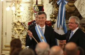 Macri recibe bastón y banda presidencial en la Casa Rosada