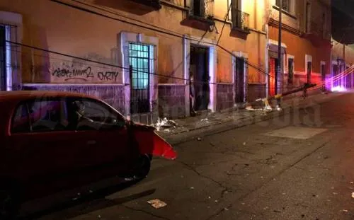 Conductor se impacta contra poste de luz en Centro Histórico