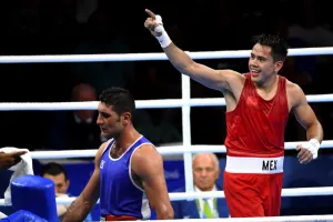 Ganador de medalla de bronce en box se enlista en la Marina